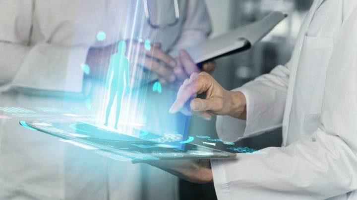 Casi la mitad de los profesionales argentinos ya usa IA en su trabajo y crece su aplicación en la medicina