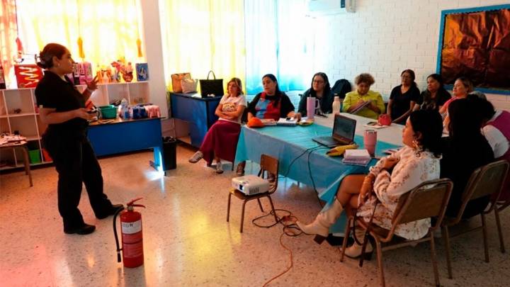 Capacita Santa Catarina a escuelas en prevención y respuesta a incendios