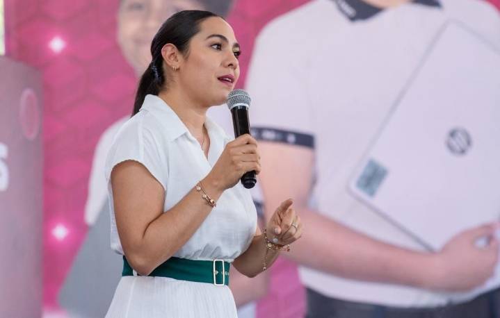 Entrega Indira Vizcaíno más ColiBecas Computadoras en Manzanillo este viernes