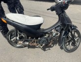 Un motociclista intentó evadir un control: embistió a dos policías y fue detenido