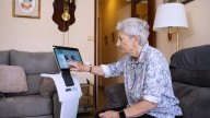 Robots para cuidar a ancianos: "Le he cogido cariño, está todo el día detrás de mí"