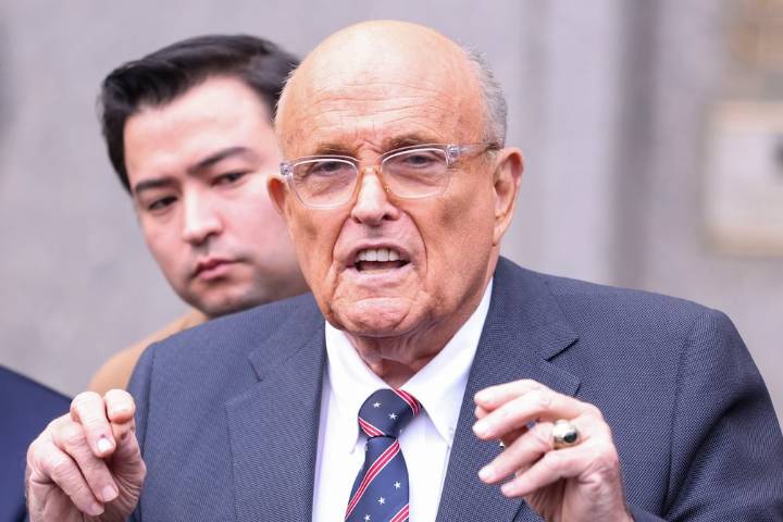 Donald Trump da indultos a aliados, entre ellos Rudy Giuliani