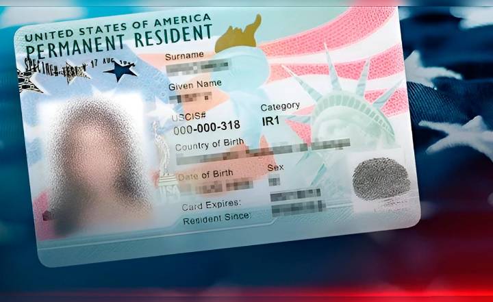 USCIS advierte que inmigrantes que cometan este error común pueden perder la Green Card