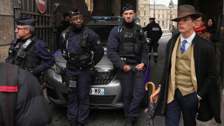 El 'detective del Louvre', al descubierto: es en realidad un adolescente de 15 años que ya espera que le contacten "para una película"