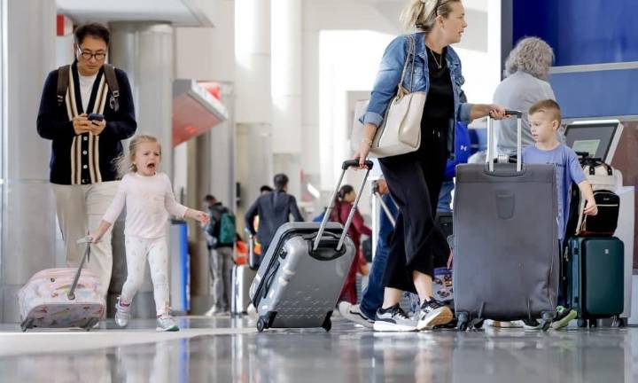 EEUU prevé récord de viajes en avión en Acción de Gracias tras recortes del cierre federal