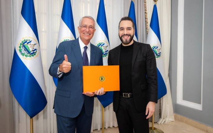 Salinas Pliego es recibido por Nayib Bukele en El Salvador