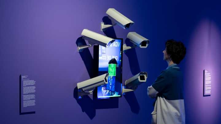 “Hemos cedido nuestros derechos a cambio de la comodidad de las redes” la última exposición de Espacio Fundación Telefónica