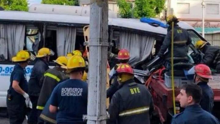 Grave accidente: una combi de pasajeros de Adrogué chocó contra un camión en Gerli