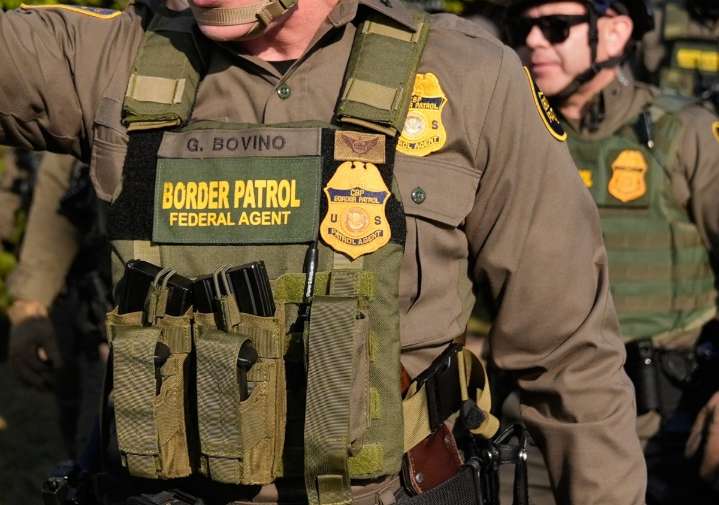 Agentes de inmigración se llevan vehículo con una niña adentro tras arrestar a su padre en Los Ángeles