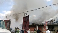 Atiende Toluca incendio en fábrica recicladora