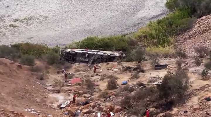 Choque frontal y caída al precipicio: ¿qué falló en el siniestro que sacudió a Perú?