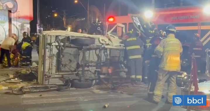 Dos mujeres heridas deja accidente con volcamiento en Santiago: responsables huyeron