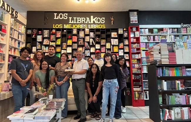 Aterra Los Librakos con su lectura nocturna de Drácula; festeja dos años de reunión