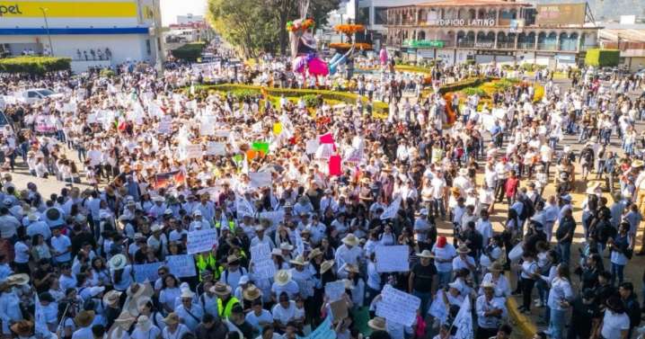 Miles se movilizan en Uruapan; exigen justicia y seguridad tras homicidio de Carlos Manzo