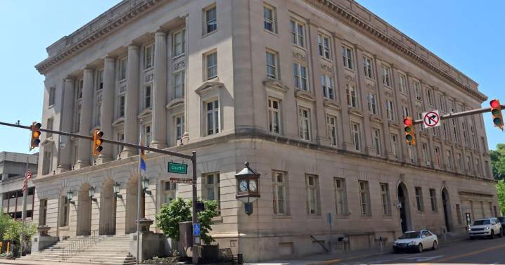 Excessive force, changes to retiree health care discussed at Charleston City Council