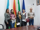 El Ayuntamiento de Bonares entrega la Beca 600 a tres estudiantes del municipio