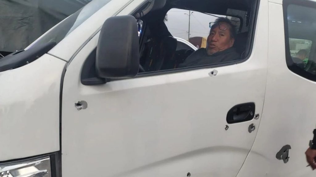 Plomean a la mala a chofer de combi; facinerosos a mansalva le metieron 11 tiros, pero sobrevivió