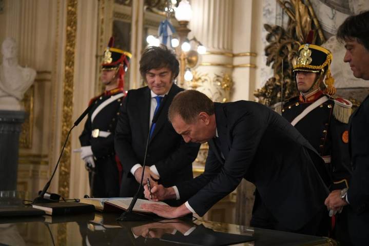 Marcha atrás. Milei firmará el decreto que devuelve Renaper y Deportes a la órbita de Santilli