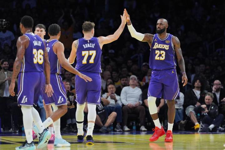 Luka y LeBron llevan a Lakers a victoria 135-118 sobre Clippers, para ganar su grupo en la Copa NBA – Chicago Tribune