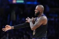 LeBron James debuta en temporada histórica; Lakers doblegan 140