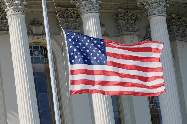 Funcionarios latinos enfrentan desafíos presupuestales para cumplir con su trabajo, revela reporte