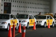 Taxistas del AICM exigen a la SICT poner orden a taxis de aplicación