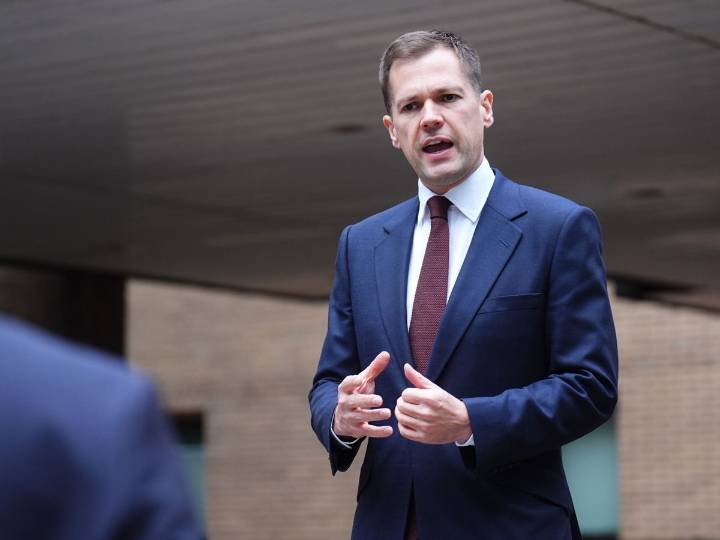 Labour does not trust public, says Jenrick amid reports of more jury