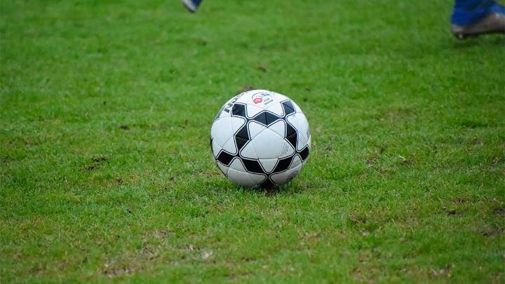 Un partido de fútbol terminó en agresión: un joven fue hospitalizado tras recibir un botellazo