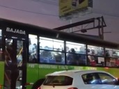 ¡Terror en avenida Faucett! pasajeros de bus casi son embestidos por locomotora