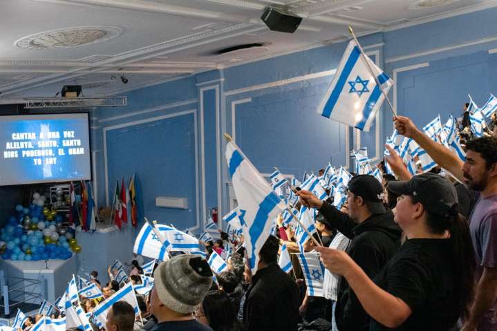 Iglesia hispana en Nueva York reúne a unas 1.000 personas para bendecir a Israel