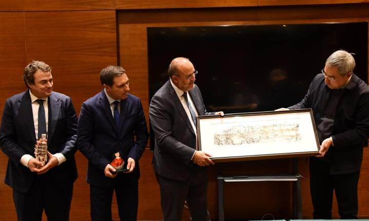 El distrito chino de Guangling se interesa por la producción vitivinícola de Castilla