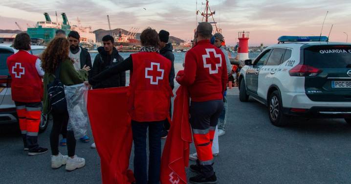 Detenidas cuatro personas tras llegar en una embarcación a Almuñécar