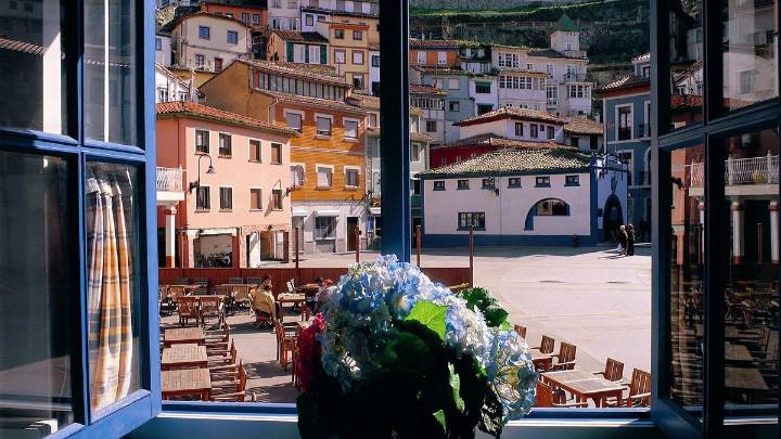 El pueblo asturiano que parece la costa amalfitana: casas de colores colgando de acantilados, aguas turquesas y un túnel secreto de 300 metros
