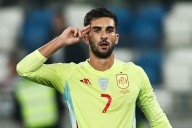 España tiene un pie en el Mundial tras golear 4