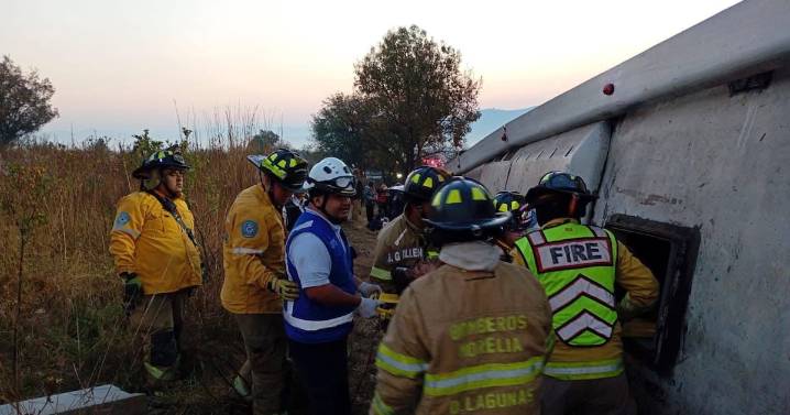 Vuelca autobús en autopista de Morelia y deja al menos 10 muertos, reportan