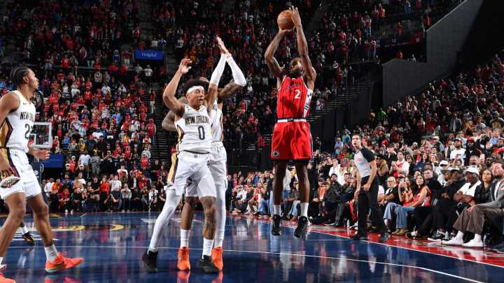 Kawhi Leonard wins it at buzzer, Clippers hold off hot