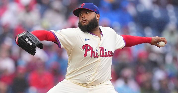 José Alvarado returning to Philadelphia Phillies for 2026 season after team exercises option