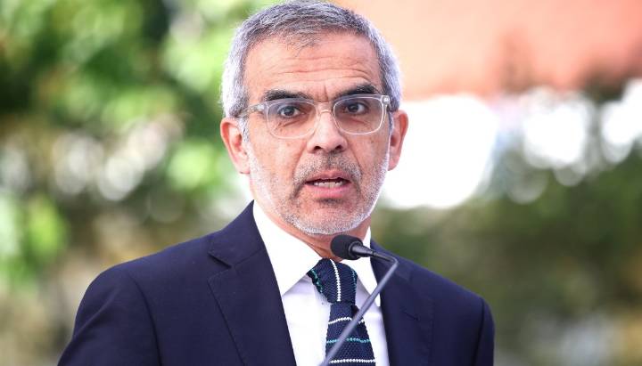 Ministro Cordero critica cánticos en cierre de campaña de Jara: "Orgulloso de ser hijo de carabinero"