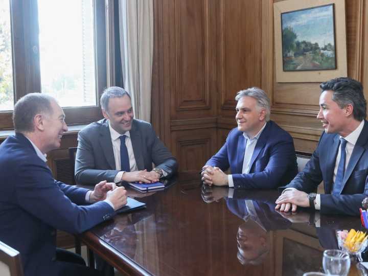 El Gobierno recibió a los gobernadores de San Juan y Córdoba: la negociación por el apoyo al Presupuesto y las reformas en el Congreso