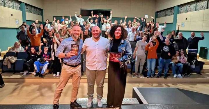 Raúl Buendía publica 'Dios va en taxi', una mirada urbana a las emociones humanas