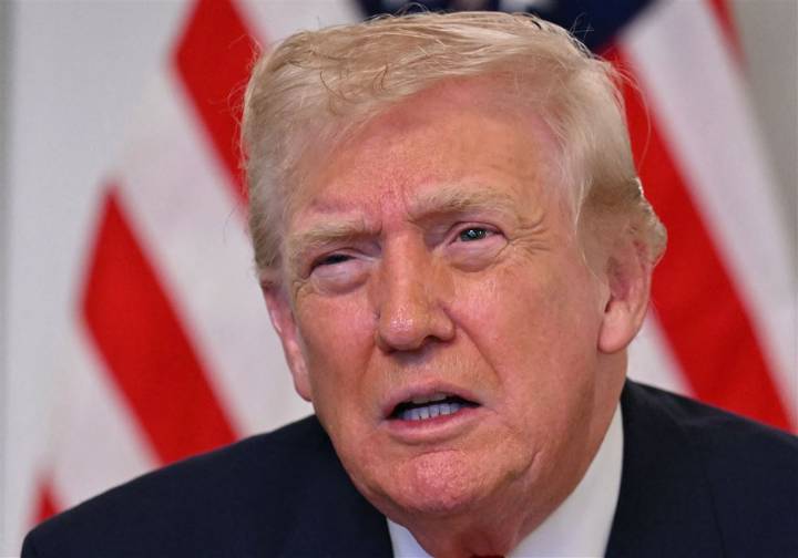 Trump says airlines should consider Venezuelan airspace closed