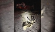 Conductor ebrio vuelca en su camioneta sobre la carretera al Esterito; transportaba esqueletos de plástico