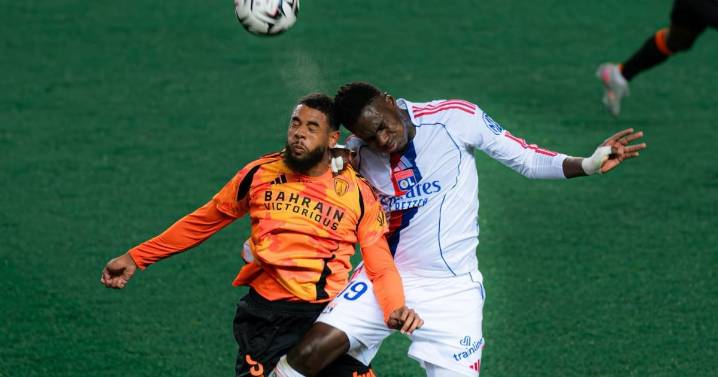 En un partido de la Ligue 1 entre el Paris FC y el Lyon: la insólita caída de presuntos ladrones del Museo del Louvre