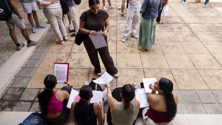 El "hambre de cualificación" hace que no acabar la ESO casi triplique el riesgo de pobreza en España