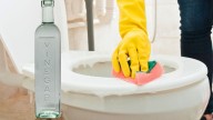 Cómo realizar una limpieza profunda del baño usando solo vinagre blanco