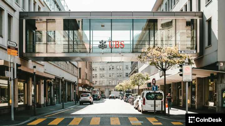 UBS, Chainlink Execute First Onchain Tokenized Fund Redemption in $100T Market