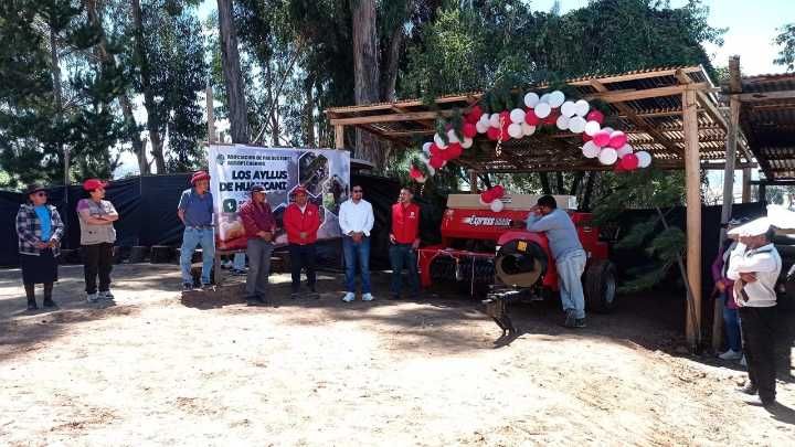 Sucre: Procompite entrega equipos a asociaciones lácteas para mejorar producción en Ayacucho