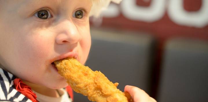 Cómo cocinar nuggets de pollo crujientes caseros en la “air fryer”: la opción nutritiva y saludable para niños