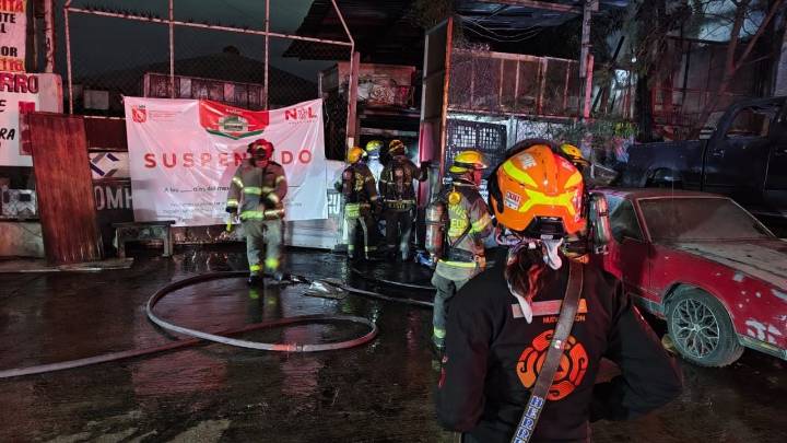 Hombre y perro sobreviven a incendio en la colonia Lomas del Roble en Monterrey