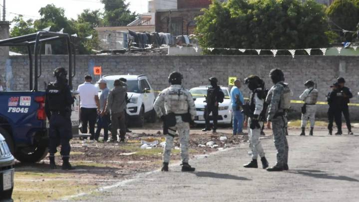 Asesinan a dos hombres a balazos en el tianguis de automóviles de Las Águilas